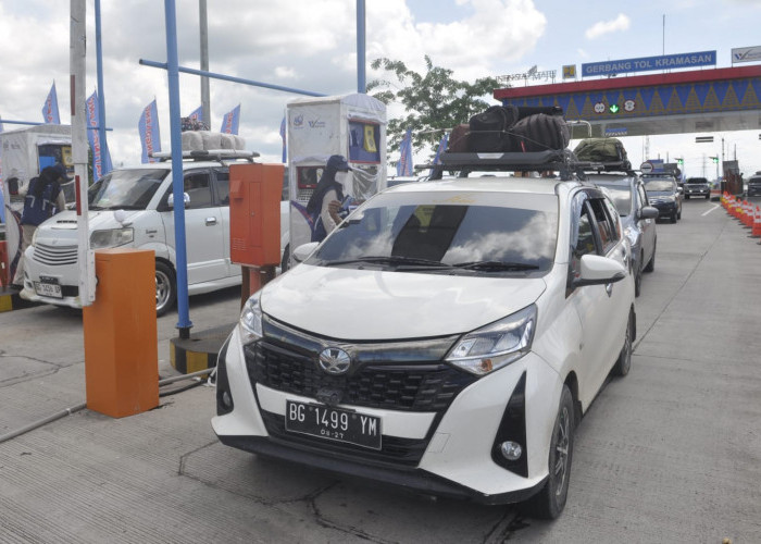 Arus Balik Gerbang Tol Keramasan-Suasana arus balik  Hari Raya Idul Fitri 1445 di Gerbang Tol Keramasan Palembang-Kayu Agung.  Tampak terjadi peningkatan  volume kendaraan yang didominasi oleh kendaraan kecil para pemudik yang akan menuju ke Pulau Jawa. Sabtu,  (13/4/2024). Foto:Budiman/Sumateraekspres.id