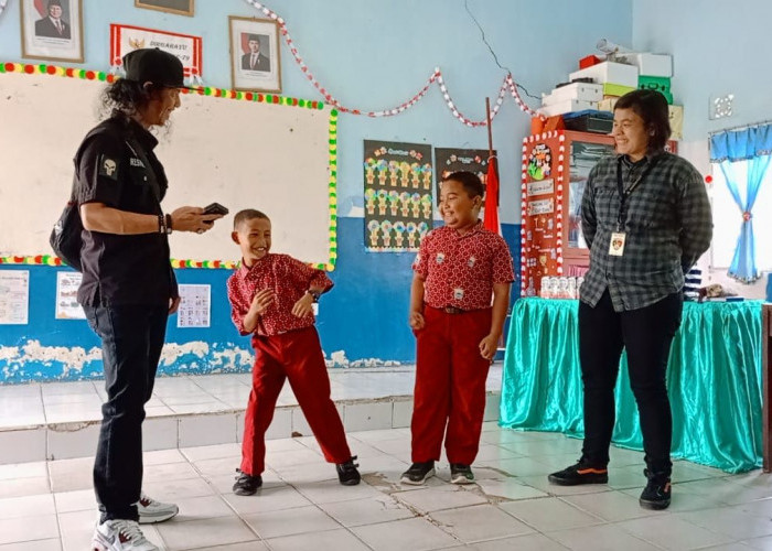 Sampaikan Pesan Harkamtibmas dengan Rian Gembira, Ala Jatanras saat Pembagian Makan Bergizi Gratis ke Sekolah