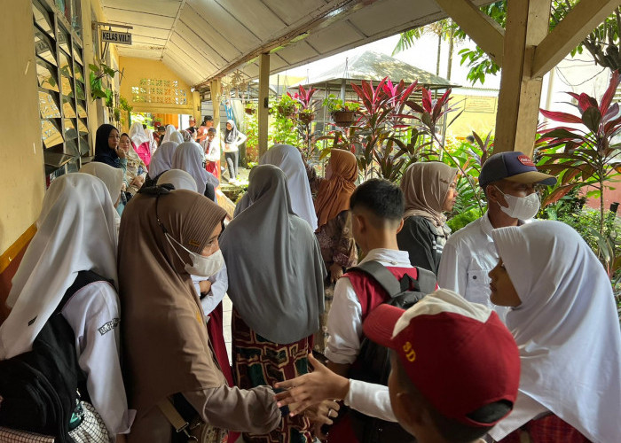 Masa Orientasi Siswa-Hari ini, SMPN 8 Sekojo Palembang memulai Masa Pengenalan Lingkungan Sekolah (MPLS) dengan penuh semangat. Para siswa baru bersama orang tua mereka tampak antusias menyambut kegiatan ini, yang merupakan langkah awal dalam mempersiapkan diri menghadapi perjalanan pendidikan yang baru. Di pagi yang cerah ini, halaman sekolah dipenuhi dengan suara tawa dan semangat baru. Siswa-siswa baru tampak bersemangat memulai perjalanan mereka di SMPN 8, dengan sejumlah kegiatan yang dirancang untuk membantu mereka beradaptasi dengan lingkungan sekolah yang baru.  Foto:Evan Zumarli/Sumateraekspres.id


