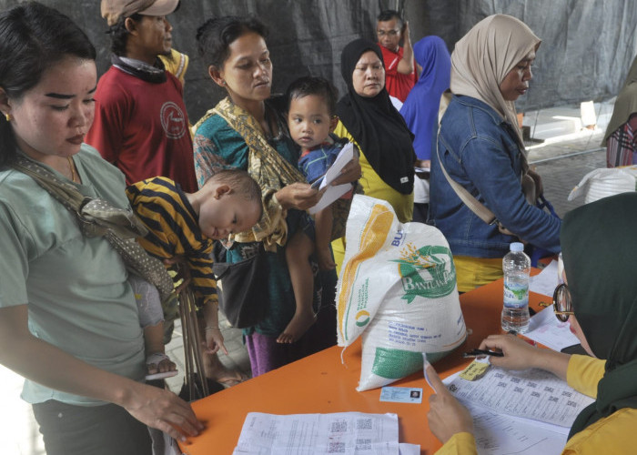 Program  Bantuan Pangan Beras Tahap IV Seberat 10 Kg di Kantor Pos Merdeka Palembang