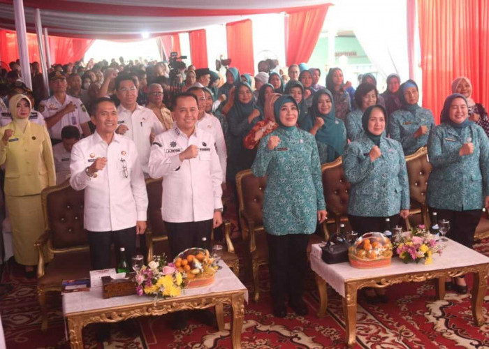 
Foto Bersama-Ketua Umum (Ketum) Tim Penggerak Pemberdayaan Kesejahteraan Keluarga (TP PKK) Pusat .Tri Tito Karnavian   usai me lounching Gerakan Bedah Rumah Serentak se-Sumsel (GBRSS), Gerakan Pembangunan Sanitasi Serentak se-Sumsel (GPSSS), dan Gerakan Penanganan Stunting Serentak se-Sumsel (GPSTSS) bersama Pj Gubernur Sumsel A.Fatoni dan Pj walikota Palembang H.Ratu dewa. Foto:Kris Samiaji/Sumateraekspres.id

