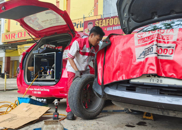 
Toyota Home Service (THS) Auto2000 - Seorang mekanik dari layanan Toyota Home Service (THS) Auto2000 melakukan servis berkala terhadap mobil Toyota Rush milik seorang pengusaha makanan di Jalan A Yani, Palembang. Dengan layanan yang praktis dan efisien, THS Auto2000 menyediakan kenyamanan bagi pemilik kendaraan yang tidak perlu datang ke bengkel untuk melakukan perawatan rutin. Layanan servis berkala ini tetap dikerjakan oleh mekanik berpengalaman dan menggunakan peralatan terbaik, serupa dengan yang ada di bengkel resmi Auto2000. THS Auto2000 menawarkan solusi hemat waktu bagi pemilik mobil Toyota, karena mereka cukup melakukan pemesanan layanan secara online. Setelah itu, tim mekanik THS Auto2000 akan datang langsung ke lokasi untuk melakukan servis tanpa perlu mengunjungi bengkel. Layanan ini sangat menguntungkan bagi mereka yang memiliki jadwal padat atau kesulitan untuk menyempatkan waktu ke bengkel. Dengan THS Auto2000, pemilik kendaraan Toyota bisa tetap menjaga kondisi mobilnya dengan optimal tanpa repot meninggalkan rumah atau tempat usaha. Foto: Budiman/Sumateraekspres.id



