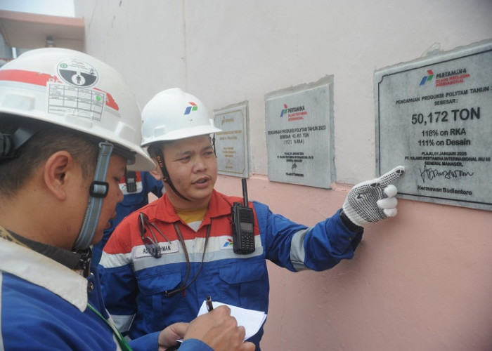 Prasasti Hasil Produksi : Berdiri sejak tahun 1993 dengan kapasitas awal sebesar 20.000 ton per tahun. Setelah dilakukan revamping unit Purifikasi serta pembangunan unit Polimerisasi baru, kini kapasitas produksi Polytam sepanjang tahun 2024  meningkat menjadi 50.172 ton per tahun. Keberhasilan ini diabadikan kedalam prasasti yang dipasang di dinding Ruang Kontrol   Polytam Plaju Palembang. Foto.. Budiman/Sumatera Ekspres.

