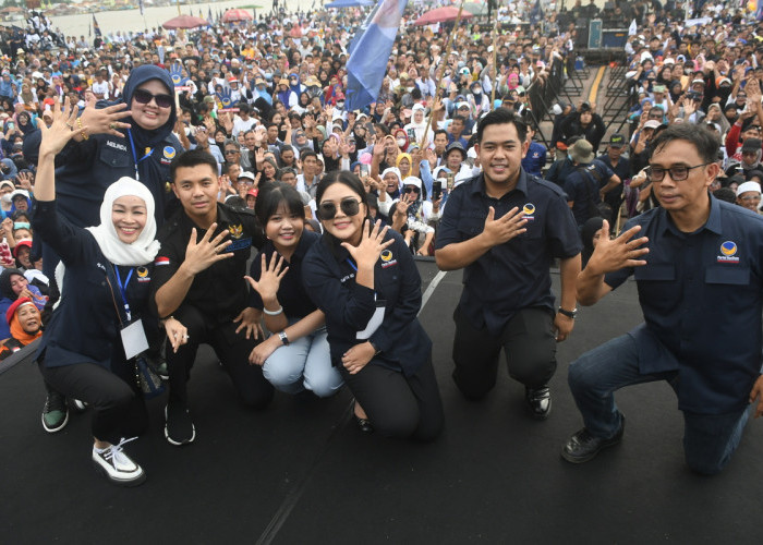 Ketua Umum Partai NasDem Surya Paloh didampingi ketua DPW  Sumsel NasDem Herman Deru menggelar Kampanye Akbar di Palembang. Kampanye Akbar ini juga di meriahkan oleh penampilan Wali Band yang berlangsung di Plataran Benteng Kuto Besak(BKB) Palembang. Foto:Kris Samiaji/Sumateraekspres.id