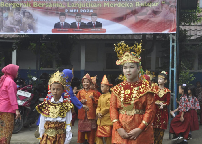 Fashion Show Pakaian Adat Hardiknas-Ratusan siswa-siswi SDN 88 Palembang mengikuti kegiatan Fashion Show Pakaian Adat dalam rangka memperingati hari Pendidikan Nasional. Disamping itu kegiatan ini diawali dengan upacara bendera dan ucapan selamat hari pendidikan dari seluruh siswa dan guru. Kamis, (2/5/2024) Foto:Budiman/Sumateraekspres.id

