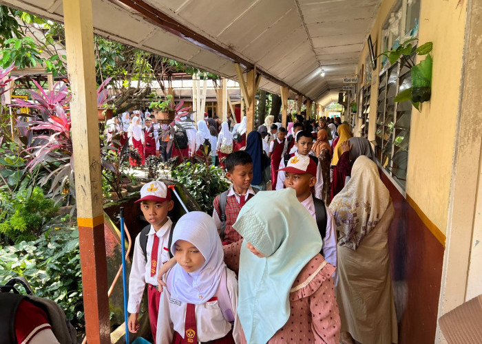 Masa Orientasi Siswa-Hari ini, SMPN 8 Sekojo Palembang memulai Masa Pengenalan Lingkungan Sekolah (MPLS) dengan penuh semangat. Para siswa baru bersama orang tua mereka tampak antusias menyambut kegiatan ini, yang merupakan langkah awal dalam mempersiapkan diri menghadapi perjalanan pendidikan yang baru. Di pagi yang cerah ini, halaman sekolah dipenuhi dengan suara tawa dan semangat baru. Siswa-siswa baru tampak bersemangat memulai perjalanan mereka di SMPN 8, dengan sejumlah kegiatan yang dirancang untuk membantu mereka beradaptasi dengan lingkungan sekolah yang baru.  Foto:Evan Zumarli/Sumateraekspres.id


