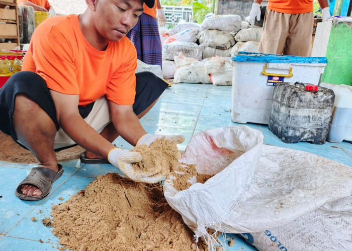 Hasil Ampas dari pengolahan Minyak Jelantah yang dapat dimanfaatkan menjadi pakan Budidaya Ikan oleh Kelompok Tani Milenial di Wilayah Bekas Tambang Batu bata pada Kawasan Sukarami Palembang. Foto. Budiman/Sumatera Ekspres