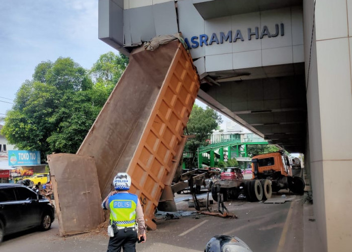 Hidrolik bak truk nyangkut di Stasiun LRT Asrama Haji. Foto: Kris Samiaji/sumateraekspres.id