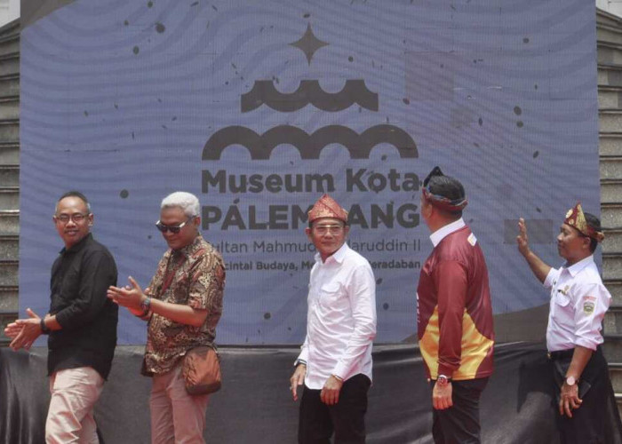 LAUNCHING LOGO MUSEUM-Pj Sekda Kota Palembang Ir Gunawan melaunching Logo Museum SMB II sekaligus membuka Lomba Edukatif Kultural di halaman Museum SMB II Palembang, Rabu  (25/10/2023). Foto : Budiman/Sumateraekspres.id