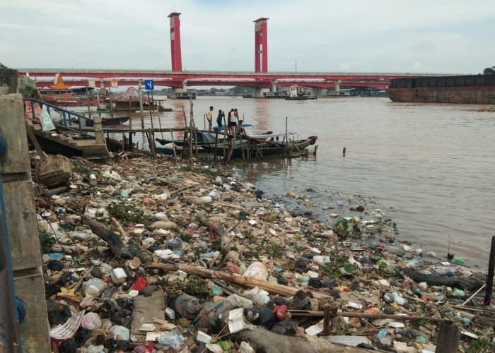 Sampah disepanjang Bantaran Sungai Musi Mulai Dari Kawasan 9/10 Ulu Sampai 12 Ulu