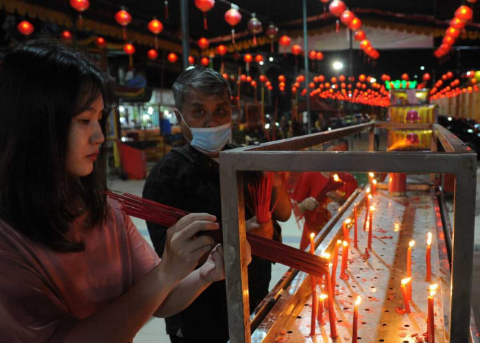 Perayaan Imlek- Masyarakat Tionghoa yang ada di kota Palembang merayakan tahun baru imlek 2575 di Klenteng dewi Kwan Im 9/10 Ulu Palembang. Perayaan ini ditandai dengan melakukan ritual ke Klenteng. Jumat, (9/2/2024). Foto:Budiman/Sumateraekspres.id