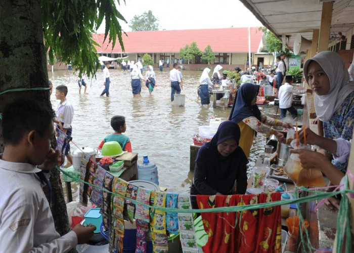 Perjuangan Siswa Sekolah di Tengah Banjir