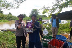 Antisipasi Karhutla, Polsek Lempuing Jaya Patroli Sambil Bagi Sembako