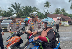Merah Putih Berkibar di Jalinsum, 500 Bendera Dibagikan Satlantas Polres Muratara Disambut Antusias Warga