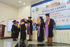 Semangat Belajar Tak Luntur, Lansia di OKU Diwisuda Usia 85 Tahun