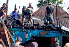 Terdengar Benda Jatuh di Lantai Atas, Ternyata Api Sudah Membesar, 3 Rumah Panggung Ludes Terbakar