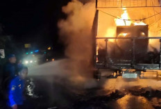 Truk Pengangkut Paket Ludes Terbakar di Banyuasin Akibat Korslet Ban, Kerugian Capai Rp800 Juta