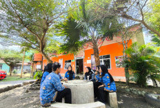 DUKUNG PENGHIJAUAN,  Sebarkan 50 Bibit Pohon Bantuan DLH