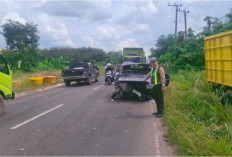 Kijang 'Adu Kambing' Dengan Truk di Jalan Lintas Palembang-Prabumulih, 2 Orang Luka Berat