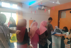 Sumringah Dapat Bansos, Emak-emak Langsung ke Pasar untuk Beli Sembako