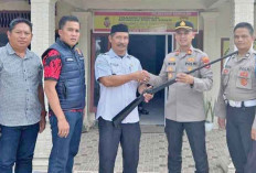 Warga Berlian Jaya Serahkan 'Kecepek', Dukung Operasi Senpi Musi 