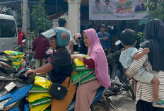 Warga Borong Beras dan Minyak Sayur
