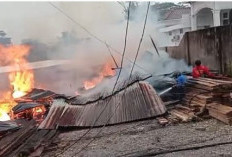 Depot Kayu di Jalur Lintas Lahat–Empat Lawang Terbakar, Warga dan Pengendara Dihebohkan