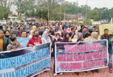 Tuntut Solusi, Warga Geruduk Kantor Bupati