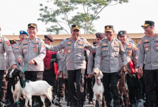 Hadiah Kambing Penuh Makna, Kapolres OKI Dukung Pamen Pensiun Tetap Aktif dan Berkarya