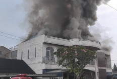 Rumah Kontrakan Dua Lantai di Jalan Hoki Dilalap Api, Empat Unit Damkar Dikerahkan