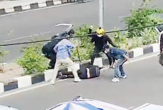 Ala Bar-Bar! Dua Kelompok Ormas Bentrok di Muka Umum, Saling Bacok Terdengar Suara Tembakan, Pemicunya?