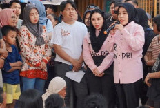 Duo Srikandi Palembang Fitri-Nandri Sambangi dan Bantu Korban Kebakaran 10 Ilir, Bawa Pesan Mengharukan!