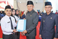 Komitmen Selesaikan Persoalan Honorer di OKU Timur, Bupati Enos Lantik 1.512 ASN 