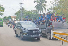 Siswa Enjoy Naik Atap Angkutan