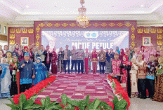 Fashion Show Batik Petule Meriahkan Peringatan Hari Ibu