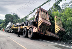 Trailer Alat Berat Terperosok, Arus Lalin Macet