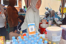 Ribuan Warga Meriahkan Festival Panjat Pinang, UMKM Raup Berkah Ekonomi