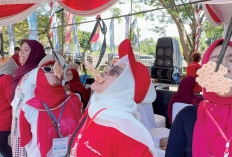 Semarak Berbagai Perlombaan di Festival Panjat Pinang, Karyawan Sumatera Ekspres Grup Lebih Kompak dan Solid