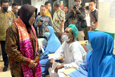 Menteri Sosial Risma Berdialog dengan Pasien Operasi Katarak di RSMH Palembang, Ini Pesan Beliau