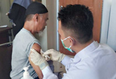 Tingkatkan Kekebalan Tubuh hingga Cegah Lumpuh, JCH OKU Jalani Suntik Vaksin