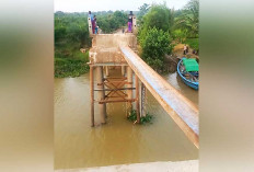 Diduga Ambruk Ditabrak Ponton Pengangkut Pasir, Akses Penghubung Antar Dusun Putus Total