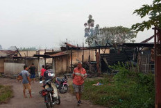 Kebakaran Hebat Menghanguskan Gudang Pakan Ayam di Talang Buruk. Polisi Belum Pastikan Penyebabnya