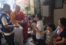 Wujud Bakti Umat ke Sangha, Ribuan Umat Buddha Salurkan Derma untuk 34 Bhiksu Sagin