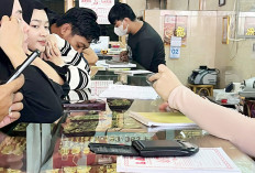 Pembeli Masih Wait and See, Konflik Timur Tengah Dongkrak Harga Emas