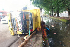 Diduga Microsleep, Truk Muatan Sawit Tabrak Pos Kamling di Kertapati