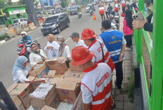 Aksi Simpatik Perumda Tirta Musi, Seribu Snack Dibagikan untuk Pengguna Jalan di Depan RSMH Palembang
