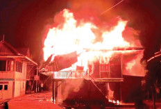 Kebakaran Rumah, Warga Fokus Evakuasi Penghuni Rumah yang Sakit Stroke 