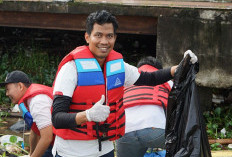 PLN dan Warga Palembang Bersatu Membersihkan Sungai Musi pada Momentum Hari Bumi