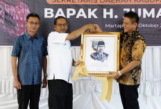 Bupati Enos Haru Lepas Purna Bakti Sekda Jumadi: “Beliau Seperti Orang Tua Bagi Saya”