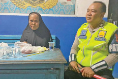 Tersesat dan Kehabisan Uang, Nenek Fatimah Diselamatkan Anggota Satlantas Banyuasin